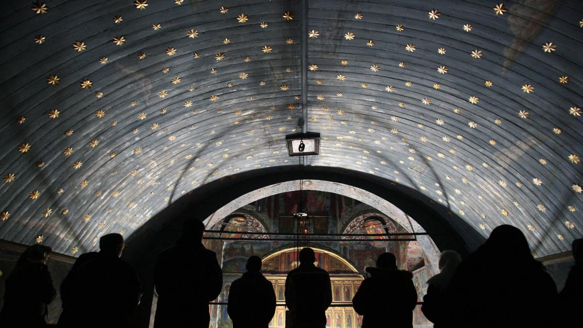 romanii isi pierd increderea in biserica si armata