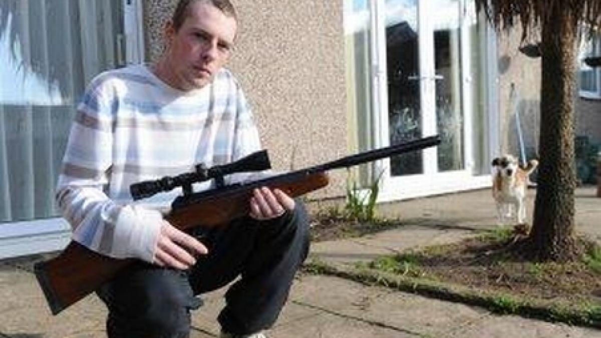 un hot a sunat la politie pentru a reclama ca proprietarul casei pe care o spargea l a impuscat