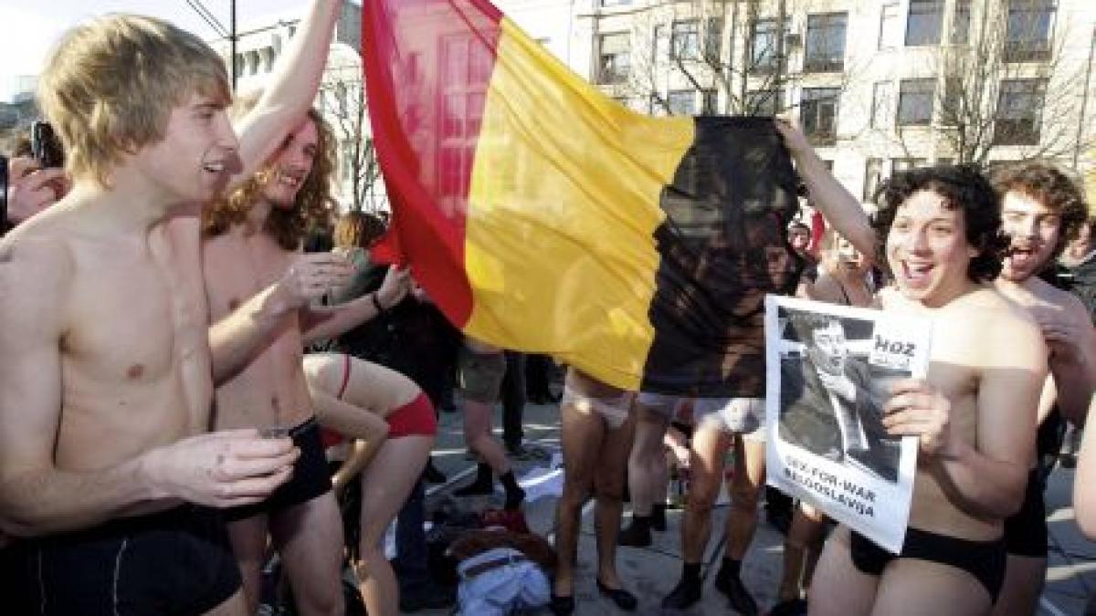 belgia 249 de zile de cand tara nu are un guvern legitim studentii protesteaza in lenjerie intima