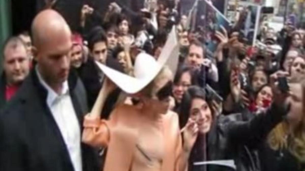lady gaga socheaza din nou poarta o palarie diafragma si o rochie prezervativ