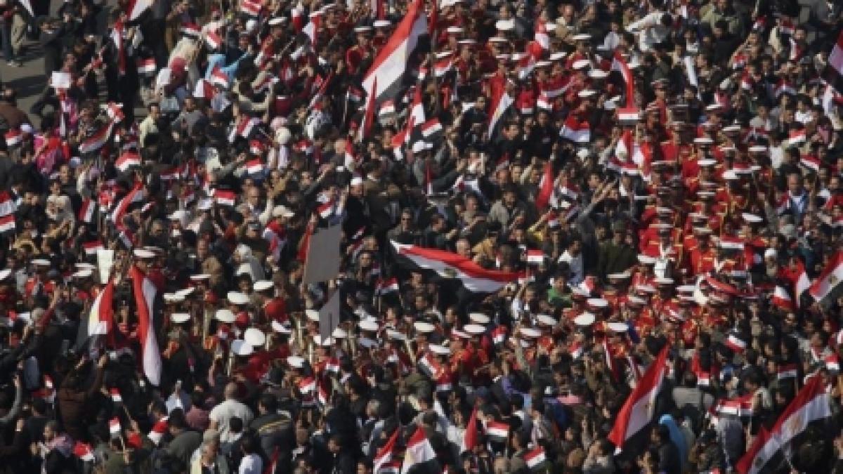 mii de persoane au celebrat caderea regimului mubarak in piata tahrir din cairo