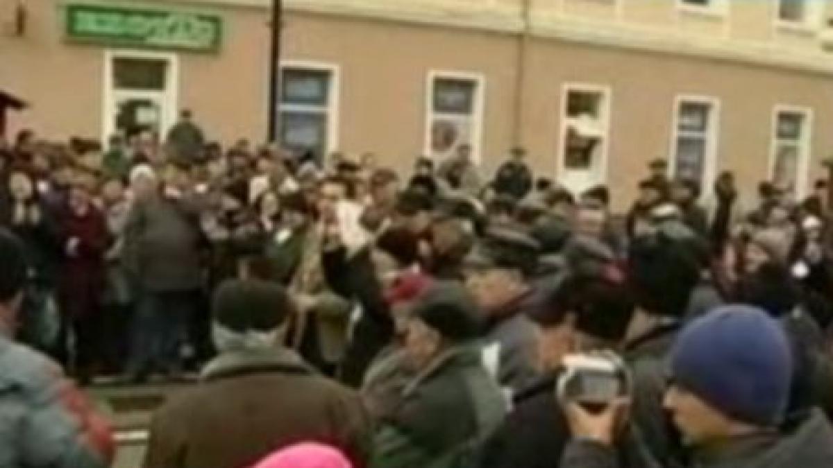 lant uman in jurul spitalului codlea in semn de protest fata de hotararea de inchidere