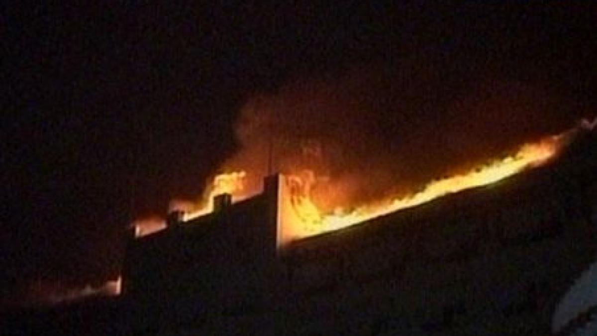 mamaia acoperisul unui hotel de lux cuprins de flacari nu s au inregistrat victime