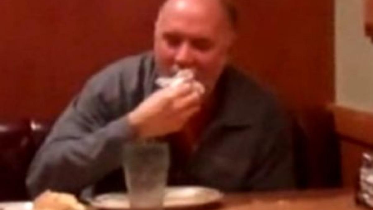 un american beat crita isi mananca servetelul cu furculita fara sa isi dea seama