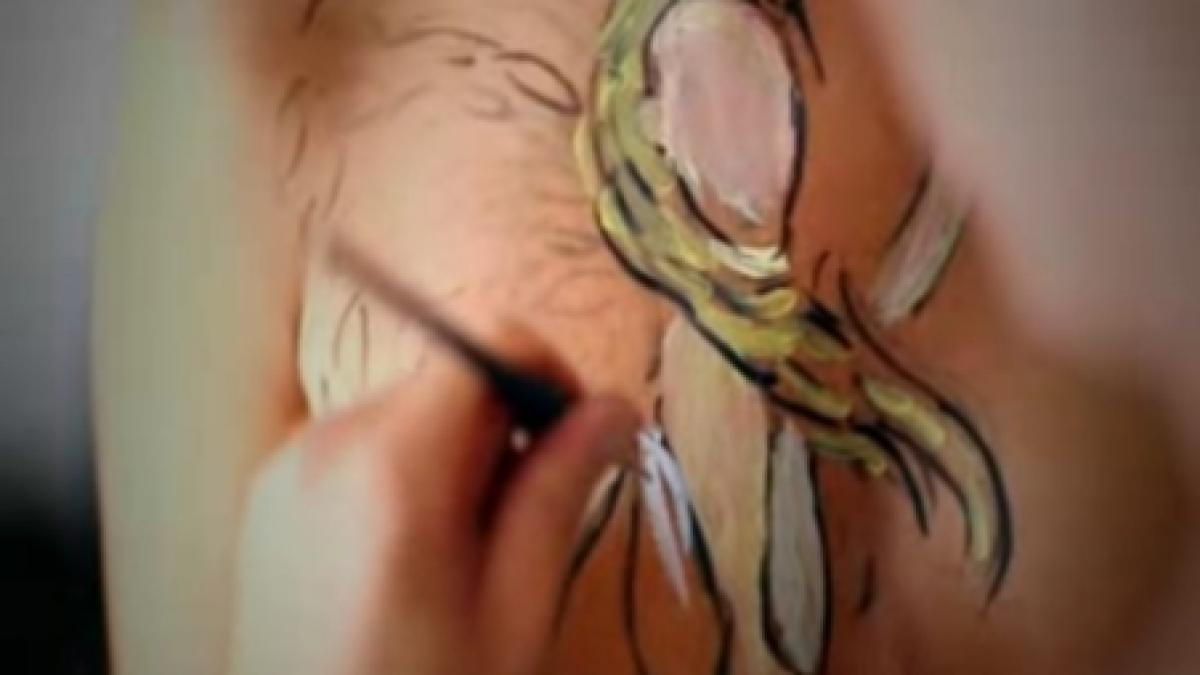 un artist isi etaleaza talentul la pictat pe trei modele goale