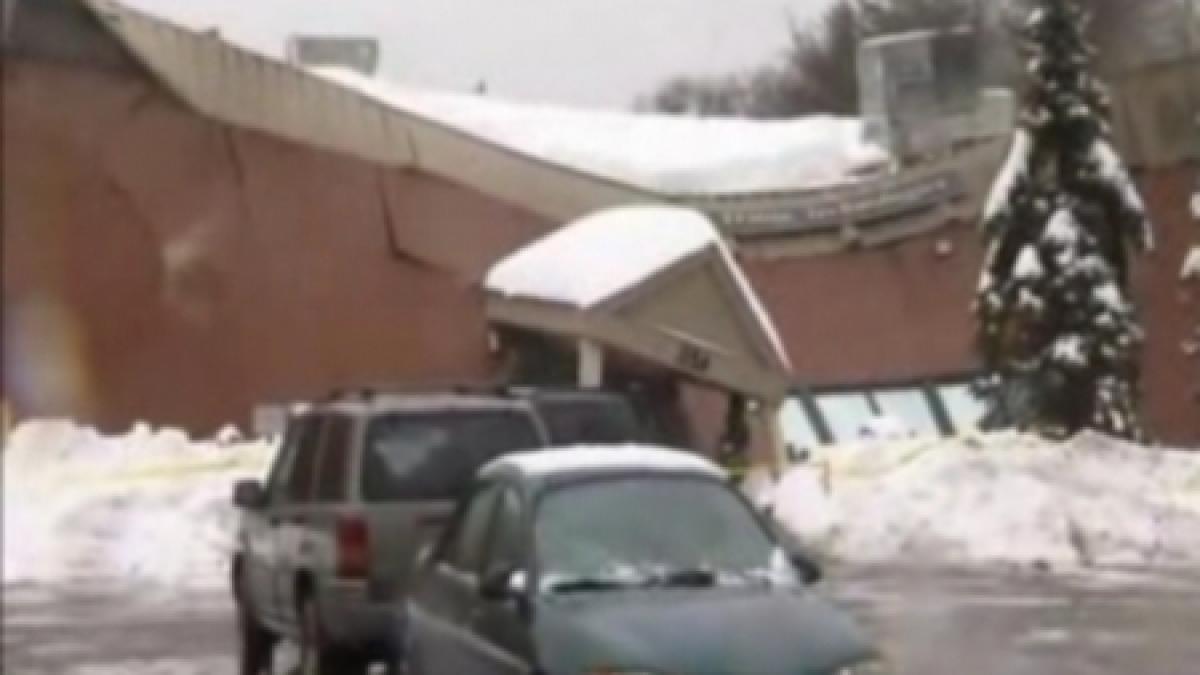 acoperisul unui magazin prabusit sub presiunea zapezii