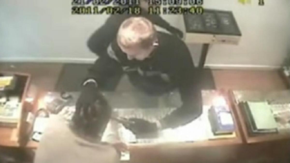 desi amenintat cu pistolul un barbat a pus pe fuga doi hoti dintr un magazin de bijuterii