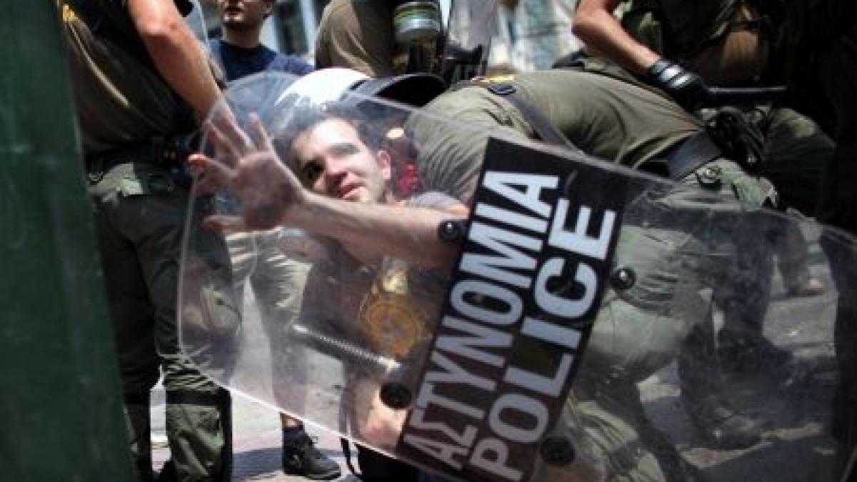proteste violente in grecia ciocniri intre manifestanti si fortele de ordine