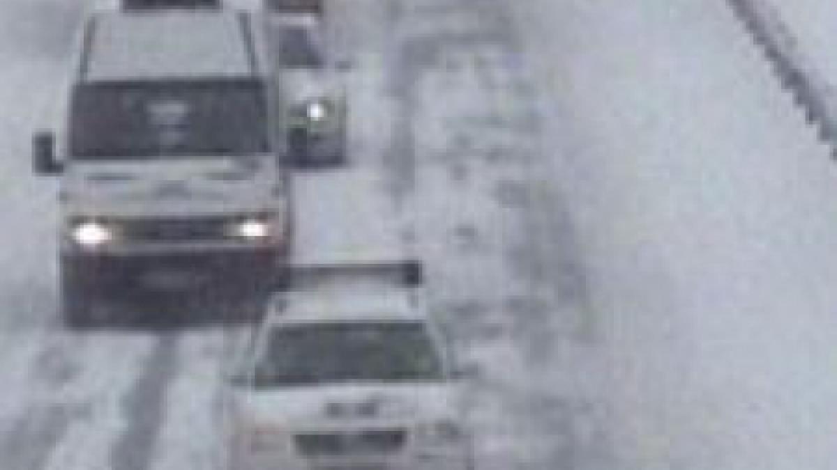 un autocar cu 15 persoane si un microbuz cu sapte elevi blocate din cauza zapezii