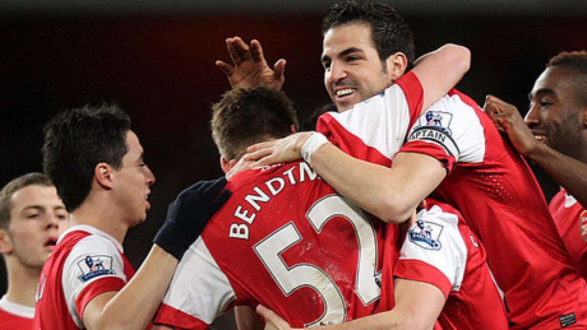 arsenal castiga restanta cu stoke si se apropie la un punct de manchester united