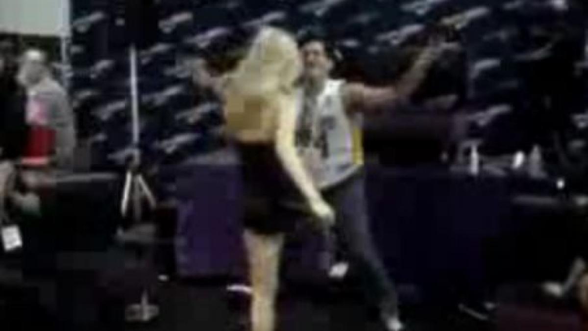 festivalul testiculelor o blonda loveste puternic sub centura