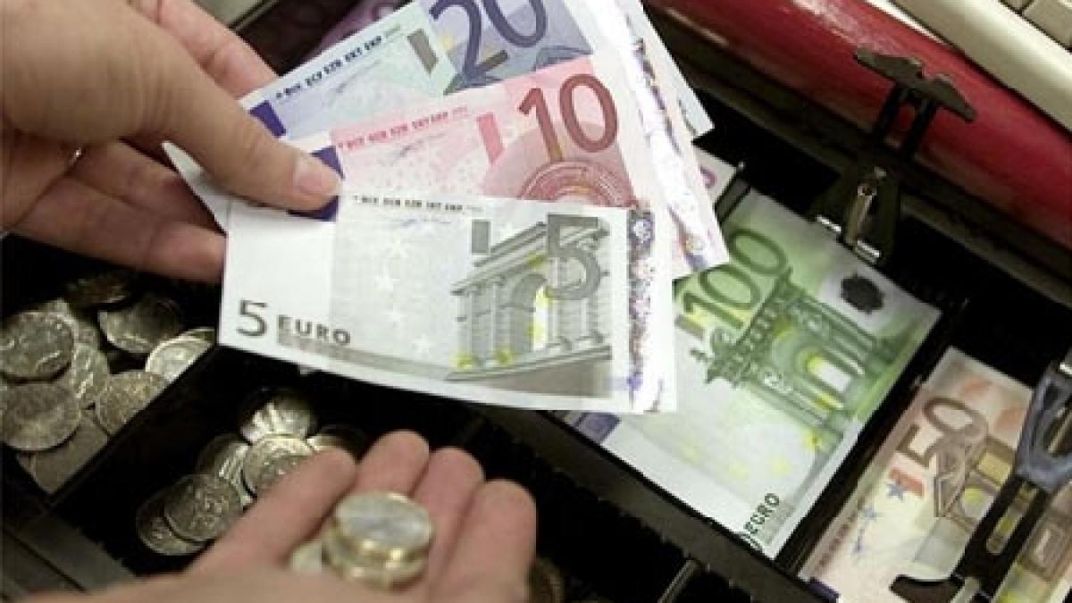 moneda euro a atins vineri cel mai scazut nivel din iunie 2010