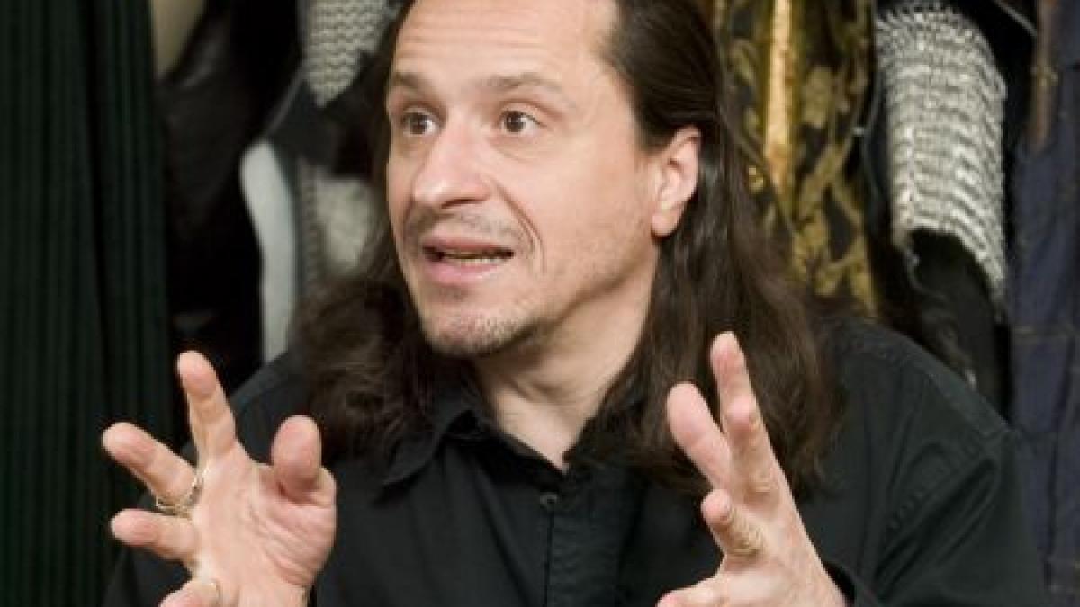 psihiatrii bleont si a aratat penisul pentru a si promova spectacolul