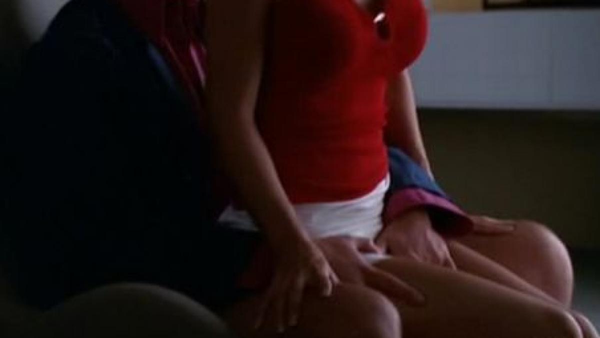 sex in facultate doi studenti se dezlantuie pe holuri