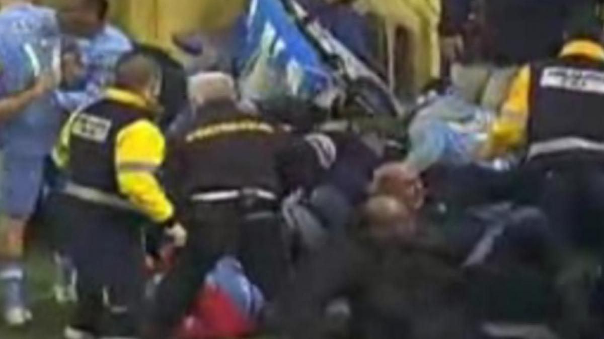 trei suporteri ai lui napoli au ajuns la spital dupa prabusirea unui gard al tribunei la meciul cu