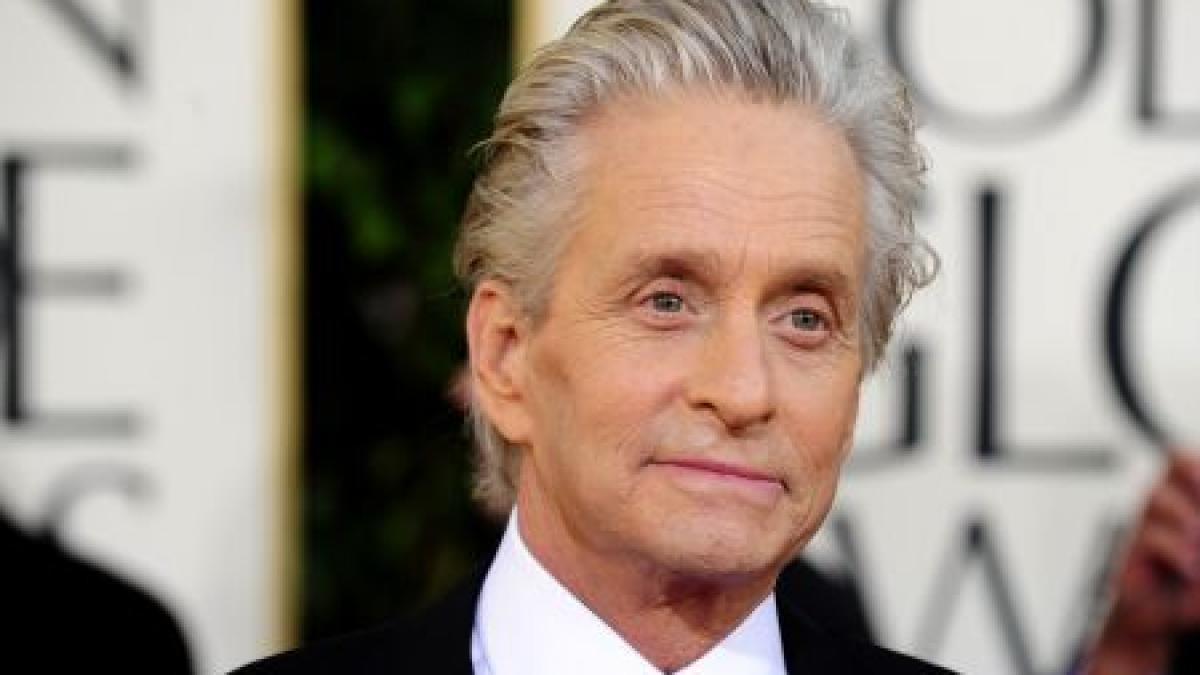 dupa lupta cu cancerul michael douglas se incaiera cu reporterii paparazzo video