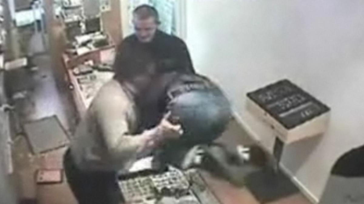 incredibil un bijutier bate doi hoti ca la wrestling video