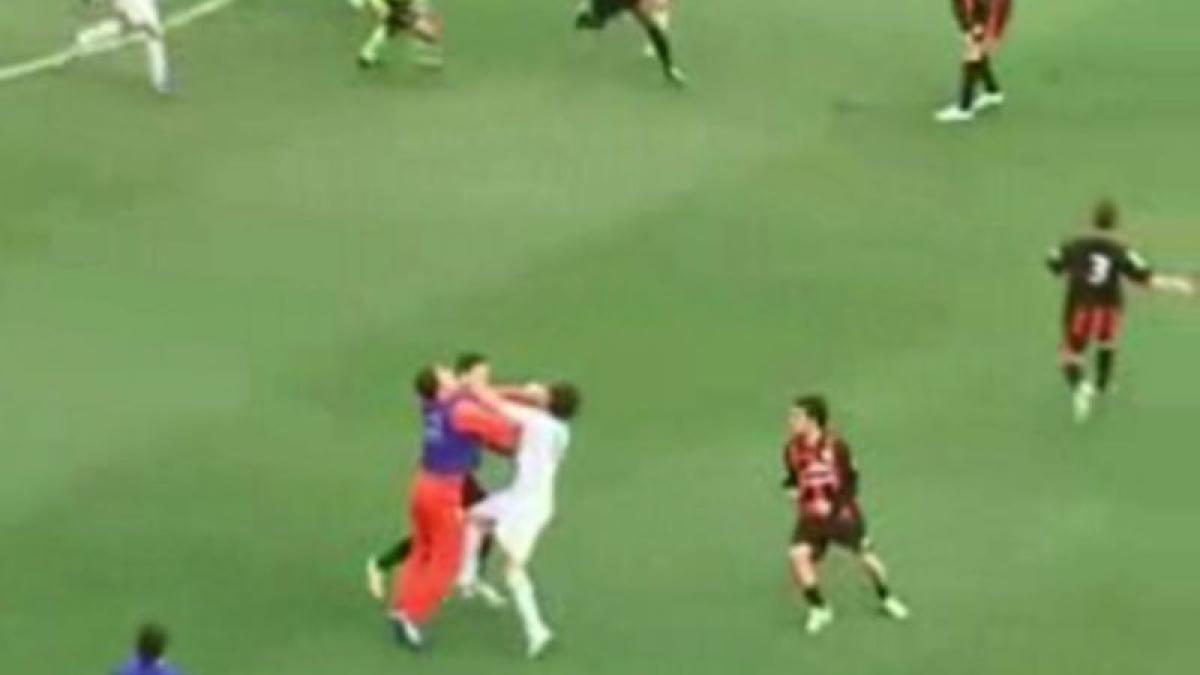 bataie generala la un meci din liga a treia italiana dupa o faza lipsita de fair play