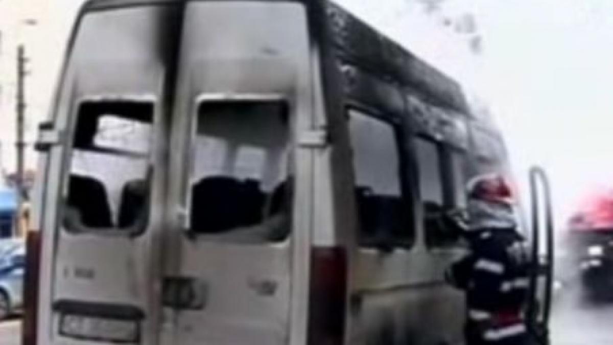 constanta un microbuz cu 13 pasageri a luat foc in trafic