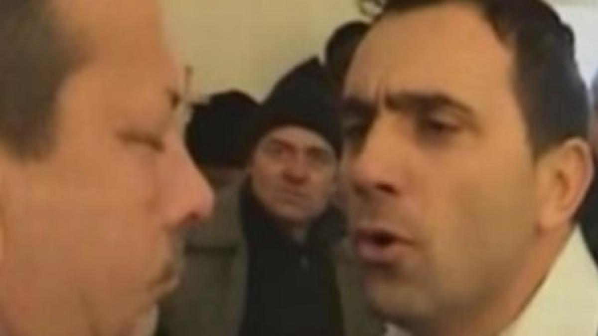 mehedinti scandal cu scuipaturi si injuraturi la o primarie din judet