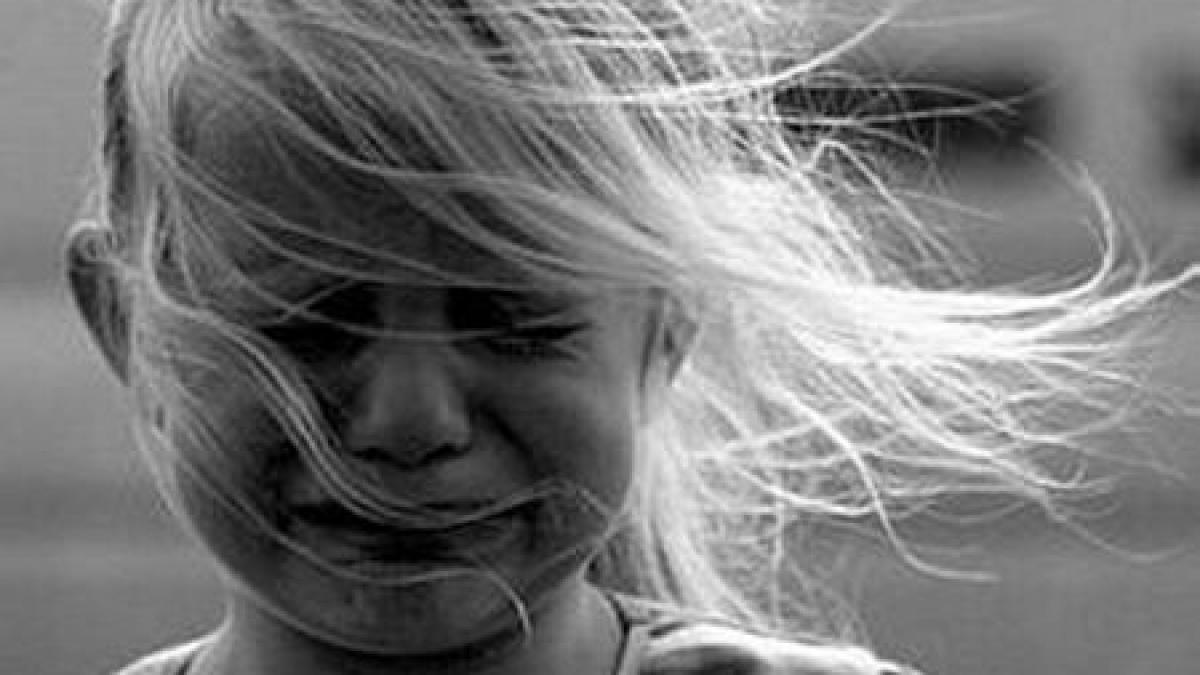 o fetita de 3 ani a murit dupa ce a fost abandonata de mama ei pe camp