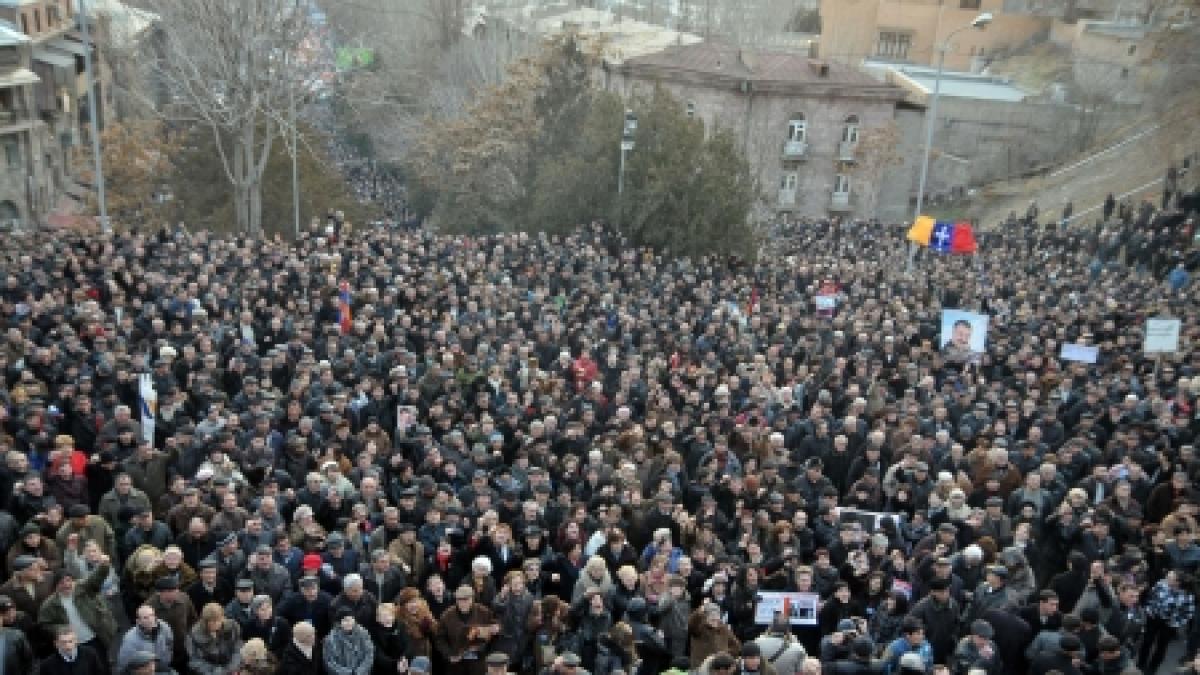 armenia 10 000 de protestatari in strada cer demisia guvernului si noi alegeri