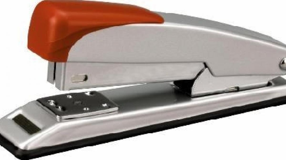 glume de birou un barbat ii capseaza capul colegului sau