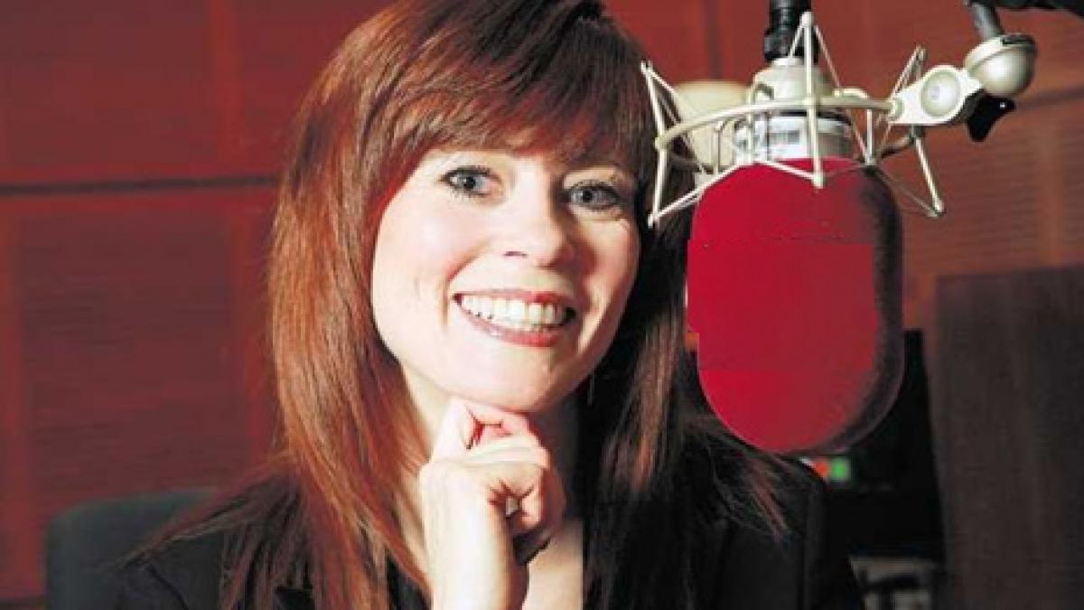 sa mori de ras o crainica radio sughita de 21 de ori in timpul stirilor video