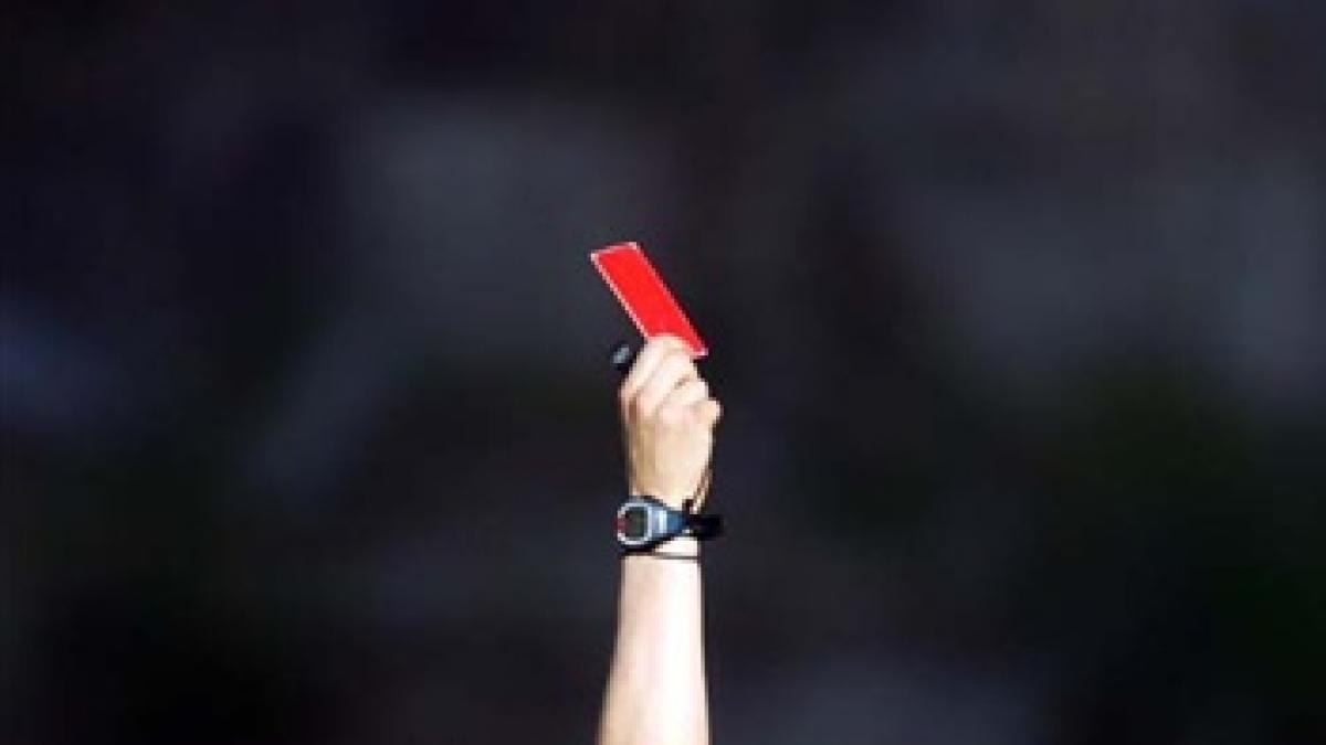 record in fotbal un arbitru a aratat 36 de cartonase rosii intr un singur meci