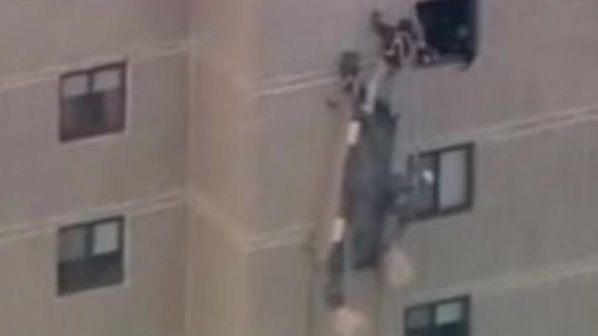 sua doi muncitori suspendati la etajul 12 salvati de un pompier