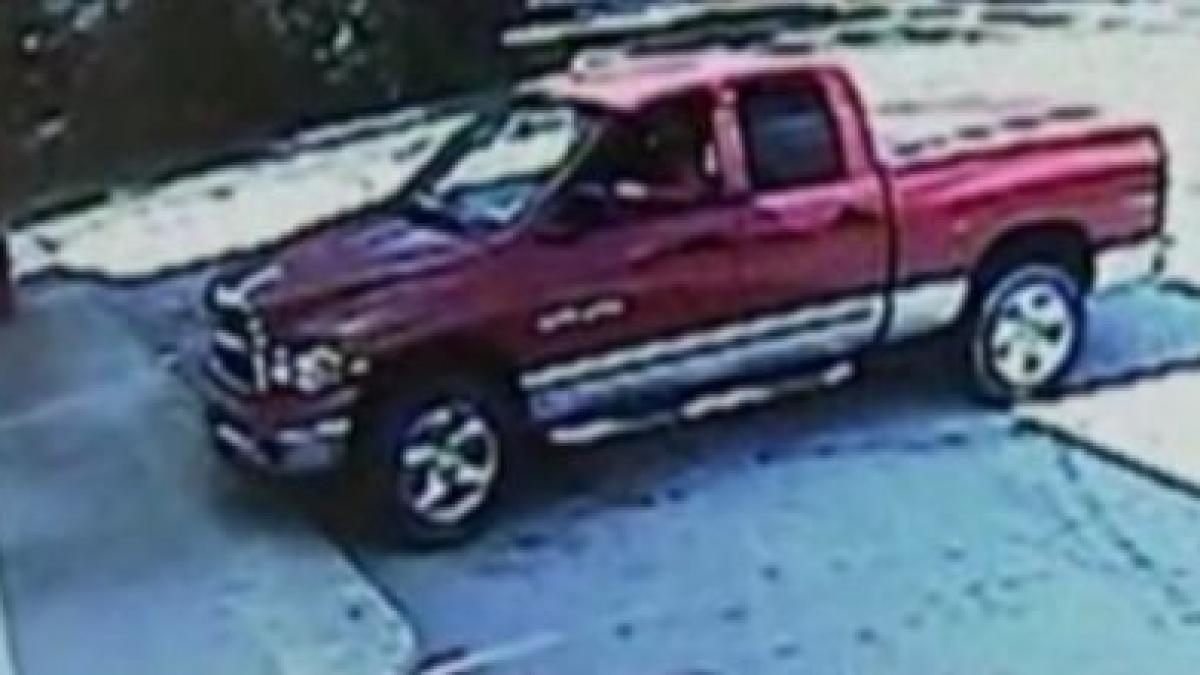 sua i a scapat piciorul pe acceleratie si a intrat cu masina in spalatorie lovind o angajata