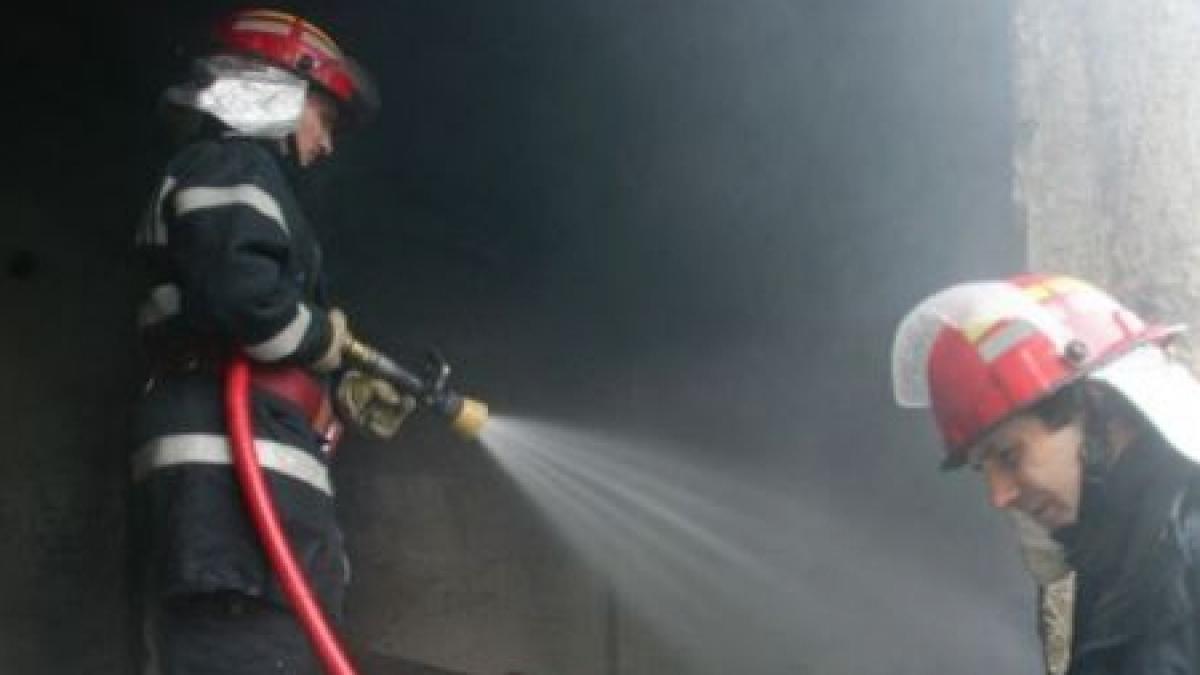 incendiu puternic la o pensiune din drobeta turnu severin flacarile au atins 15 metri