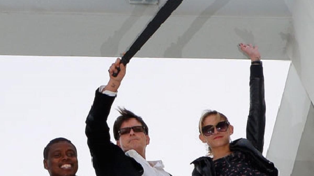 charlie sheen oficial concediat din doi barbati si jumatate vezi cum a sarbatorit evenimentul