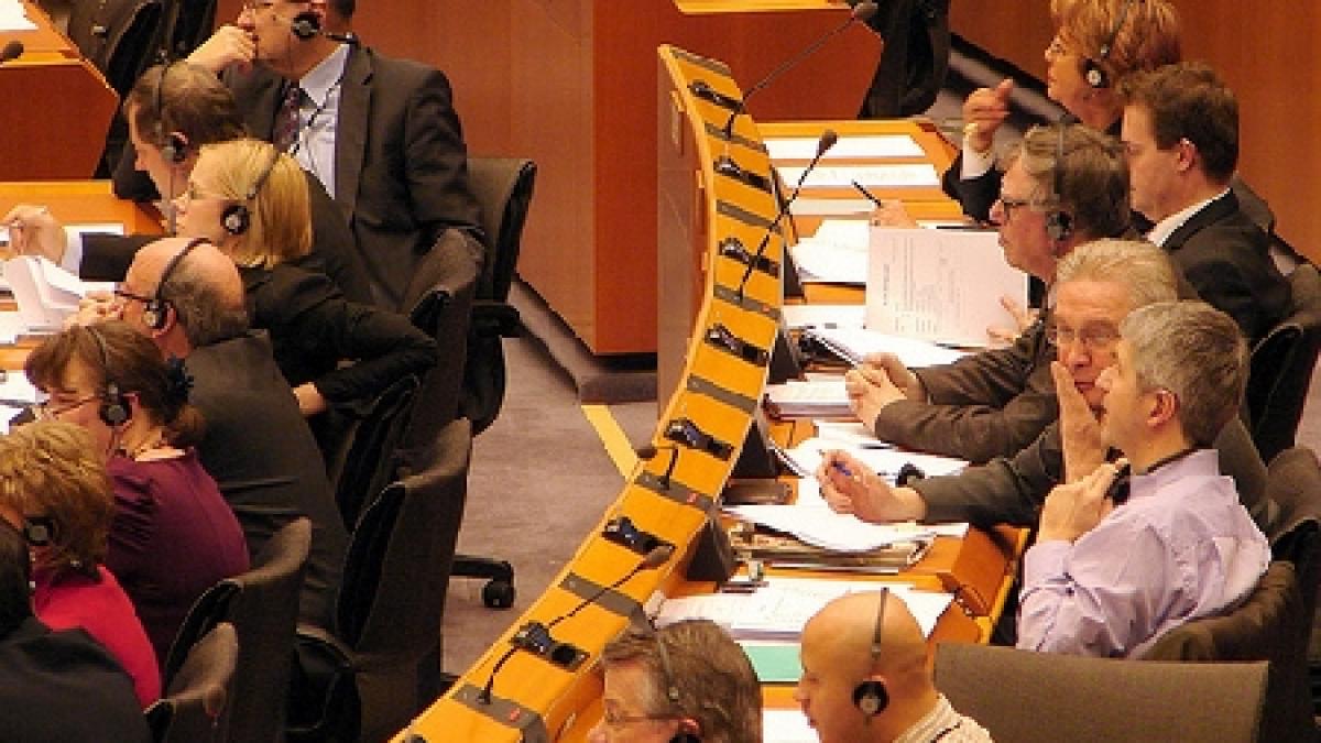 europarlamentarii au dreptul la masaje si operatii de reducere a sanilor pe bani publici