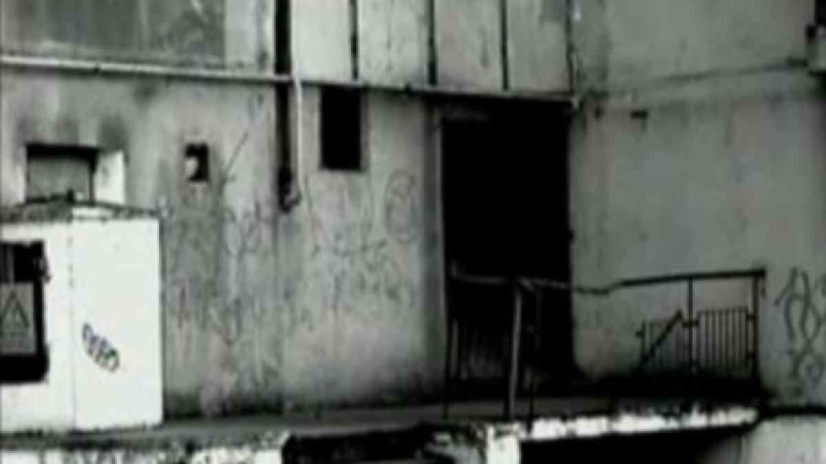 o tanara de 18 ani si a taiat venele si s a aruncat de la etajul cinci