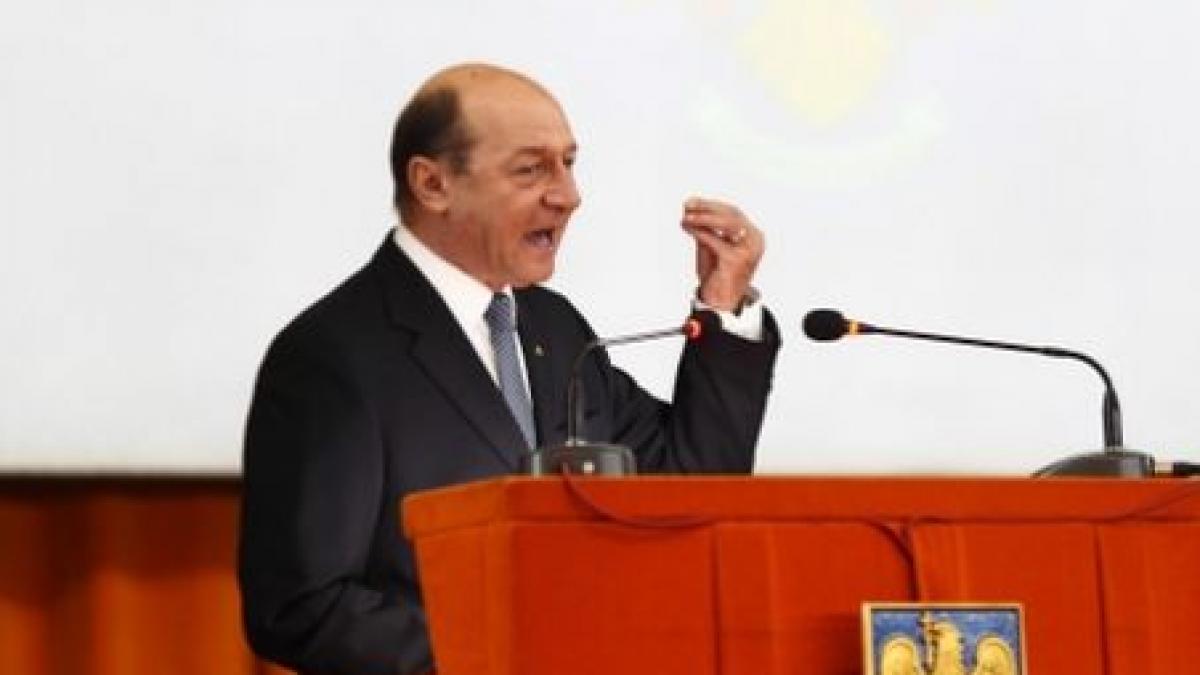 traian basescu le recomanda afaceristilor straini sa viziteze romania cu elicopterul