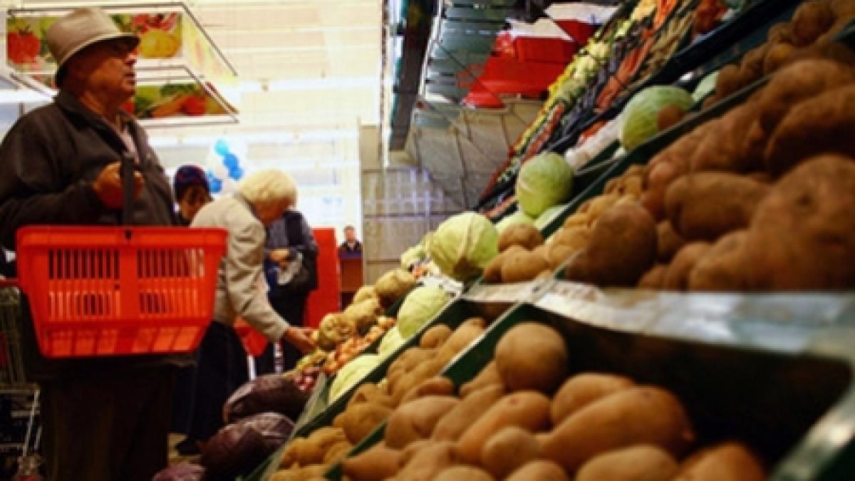 poze cu hotii care au furat dintr un magazin la intrarea in supermarket