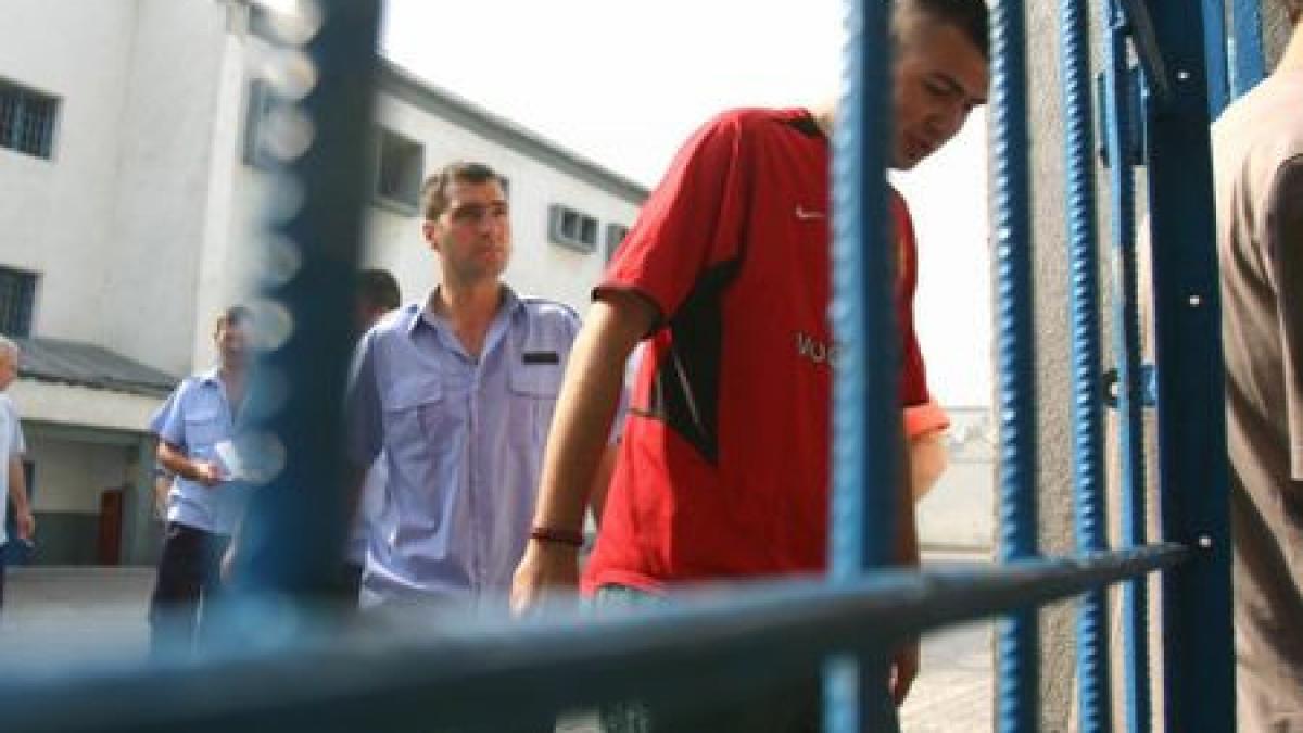 un detinut a fugit de sub escorta gardienilor de la judecatoria moreni
