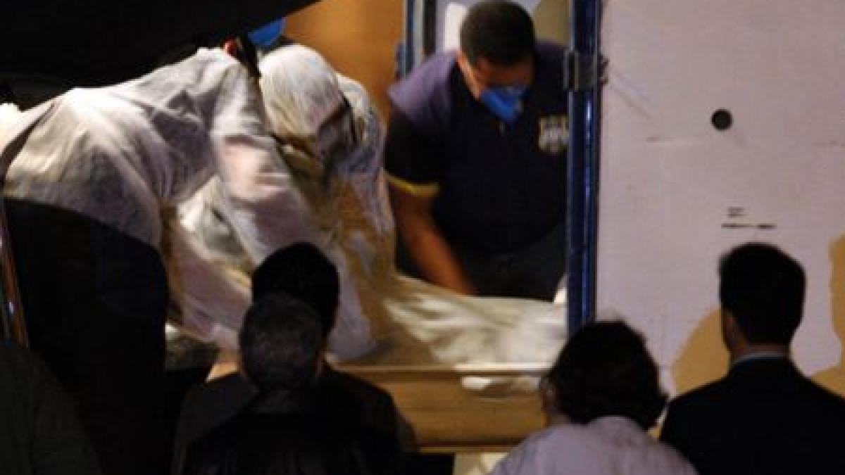 cadavrul barbatului tinut doua saptamani in casa de sora lui ridicat de procurori