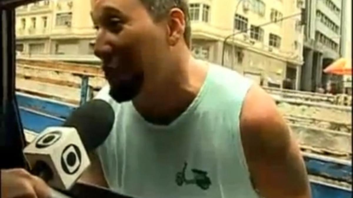 un barbat a urinat pe masina unei televiziuni