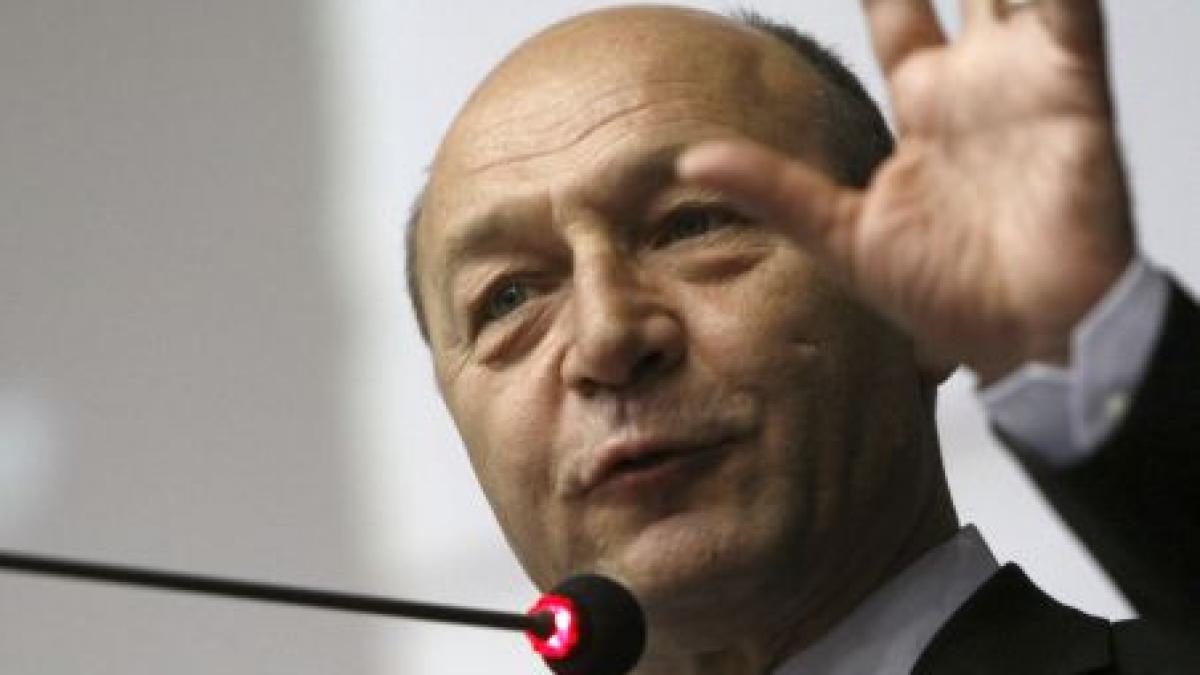 traian basescu romanii ar trebui sa comunice cu ambasadele romaniei cand pleaca peste hotare