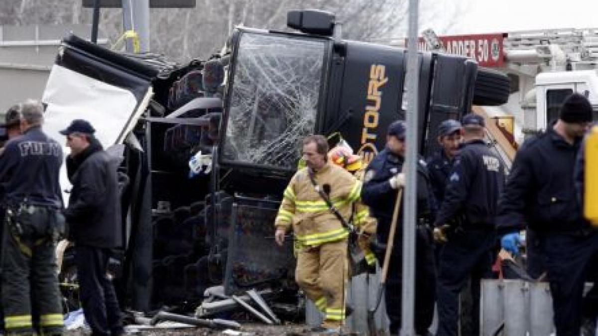 cel putin 14 oameni morti dupa rasturnarea unui autobuz cu 32 de persoane in new york