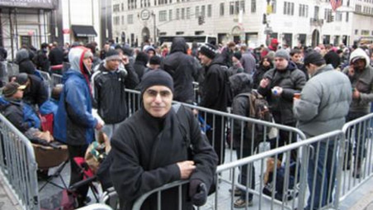 o studenta a castigat 900 dolari dupa ce si a vandut primul loc la coada pentru ipad 2