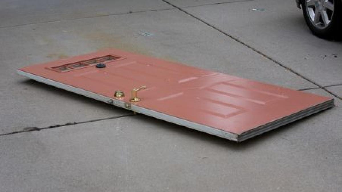 un apartament a sarit in aer din cauza unei butelii deflagratia a smuls usa complet din perete