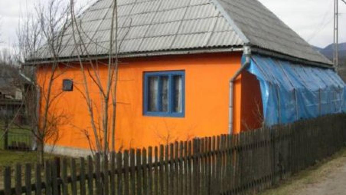 un primar pdl din dambovita a vopsit biserica din localitate in portocaliu