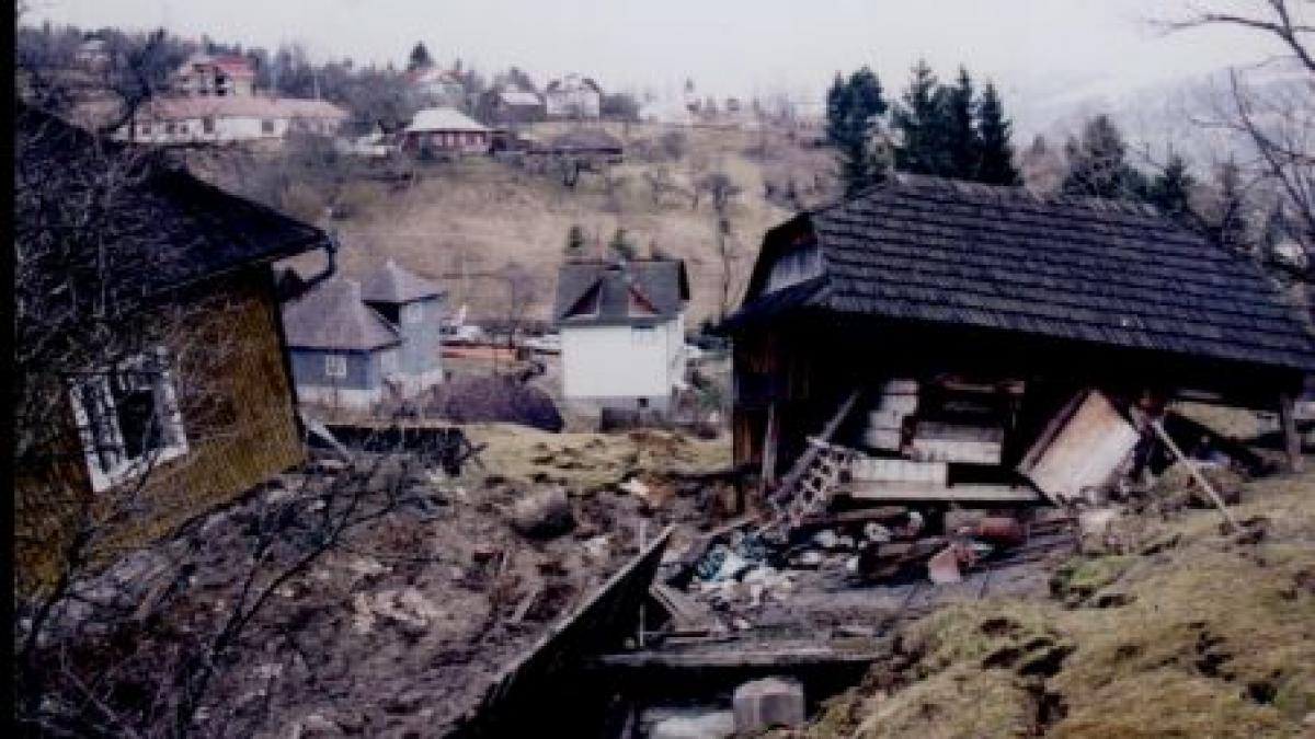 valcea 28 de familii izolate dupa ce alunecari de teren au rupt singurul drum de acces