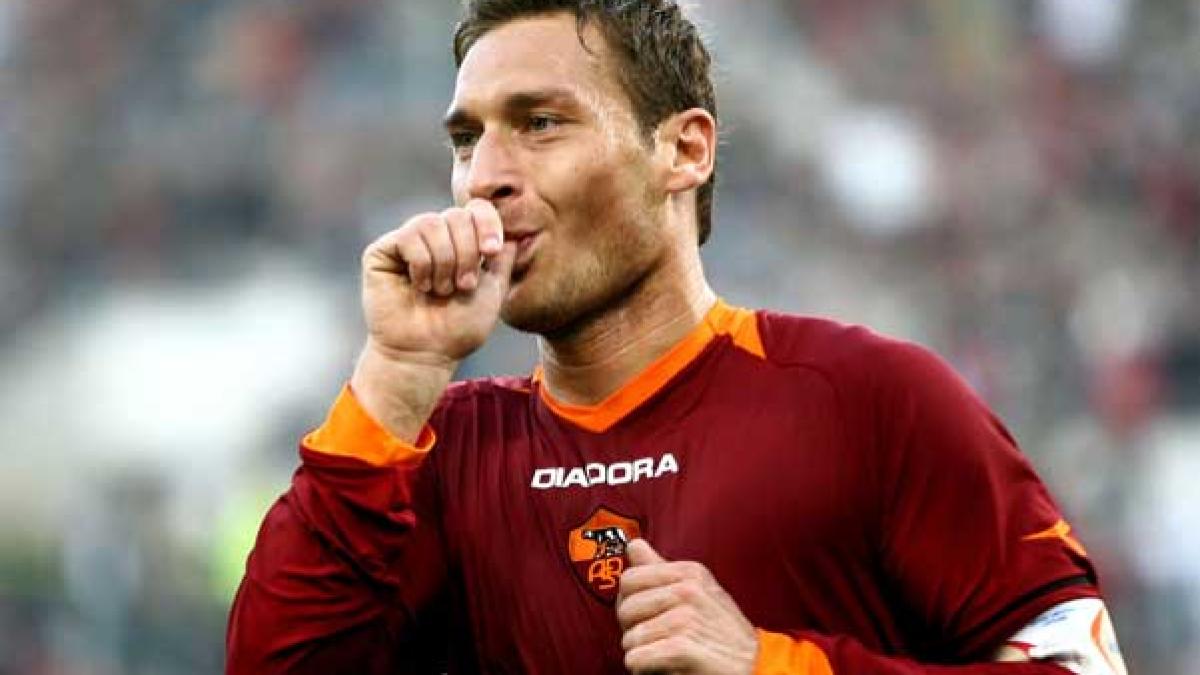 serie a doppietta lui totti aduce victoria romei in derby della capitale