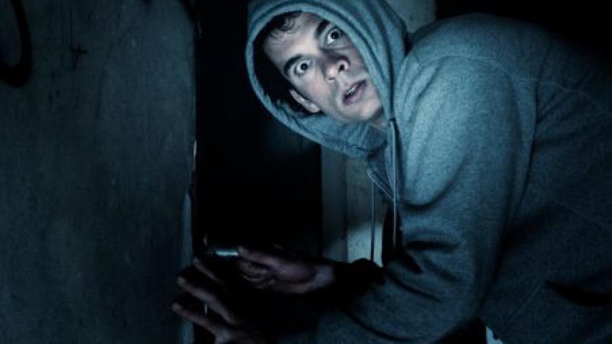 un hot a sunat la politie dupa ce s a speriat de proprietara casei pe care o spargea