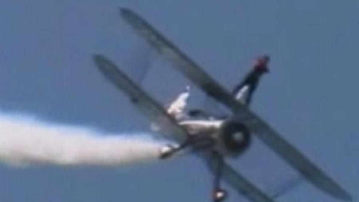 doi cascadori s au aflat la un pas de moarte dupa ce avionul lor a luat foc si s a prabusit
