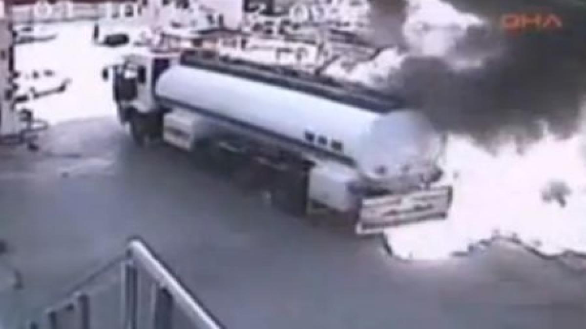 gest eroic un barbat a scos o masina in flacari dintr o benzinarie in turcia